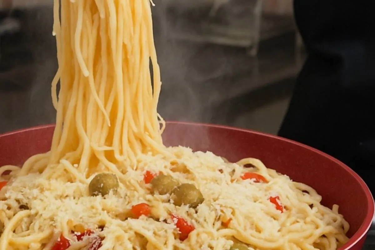 Espaguete cremoso com parmesão: receita de restaurante para seu almoço de domingo