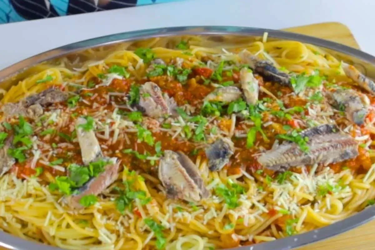 Espaguete de sardinha para o almoço para você começar bem a sua semana