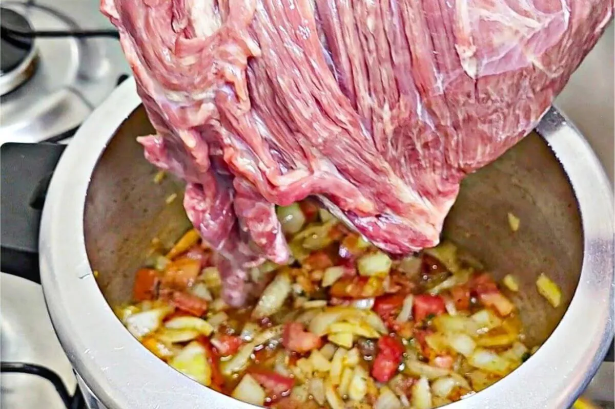 Essa carne na panela de pressão vai te fazer não querer mais fazer de outro jeito