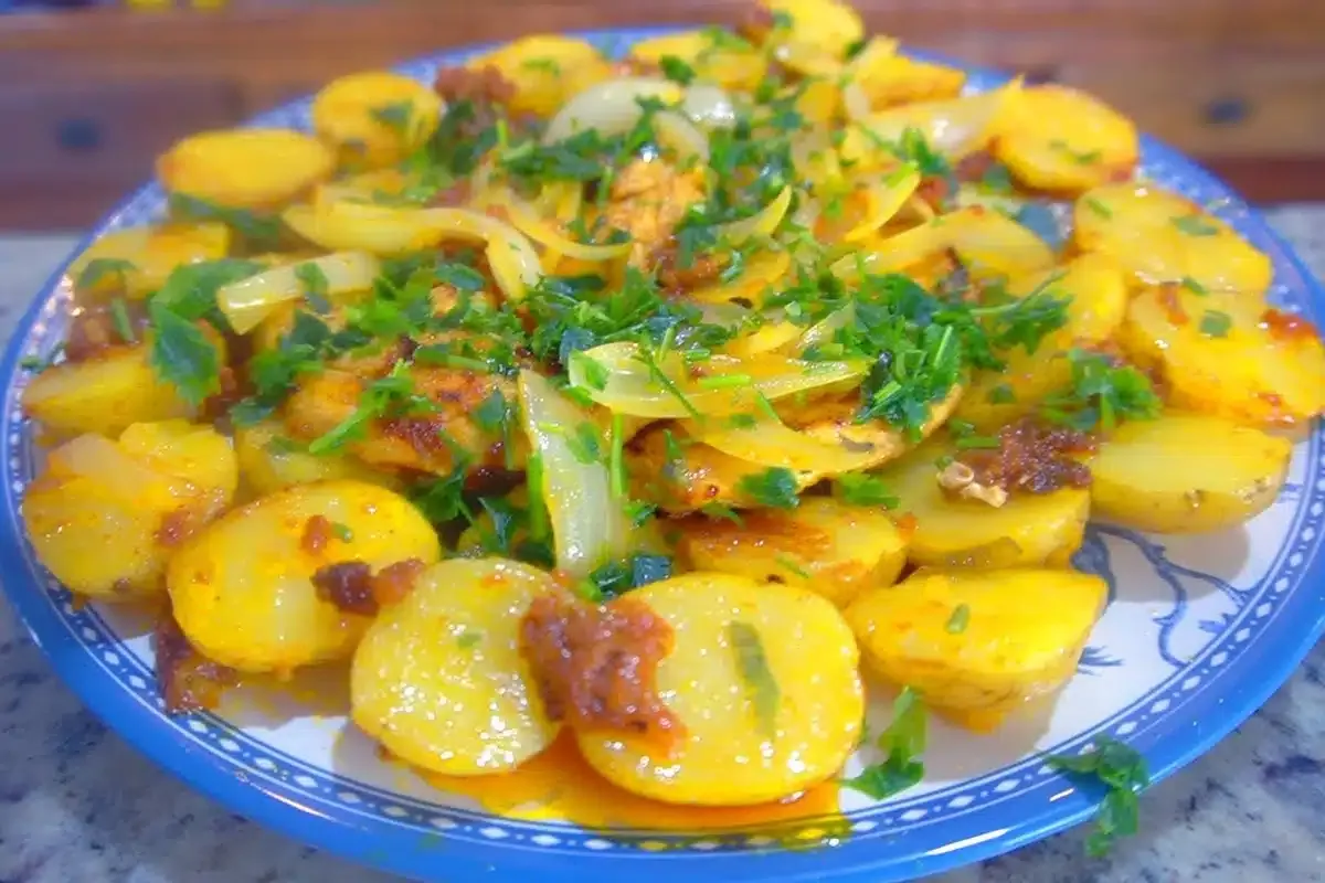 Essa receita da minha mãe de frango suculento com batata é a melhor que já comi