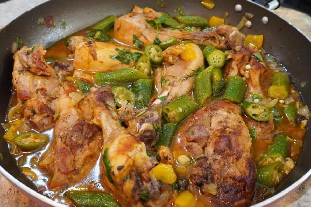 Essa receita de frango com quiabo que minha mãe faz é a melhor de todas
