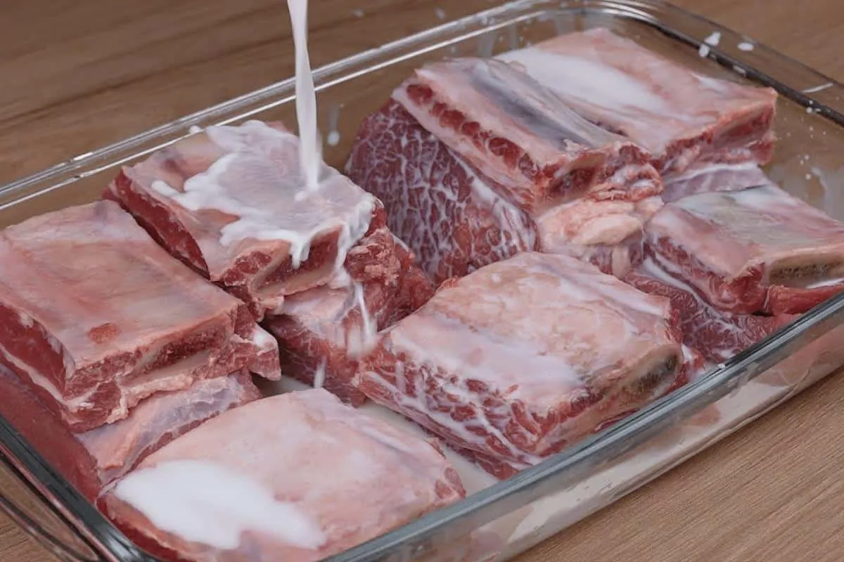 Esse é o melhor jeito de fazer costela assada no forno chega a soltar do osso