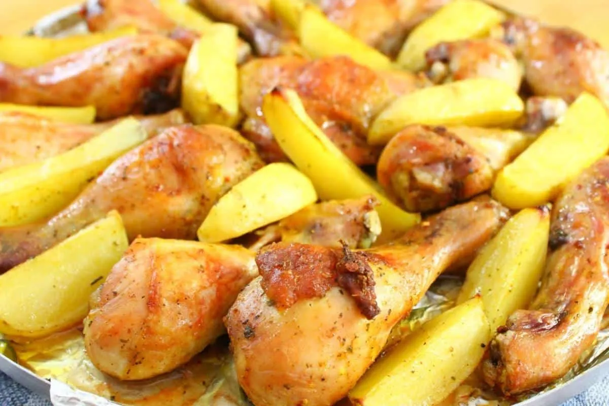 Esse é o segredo para fazer frango assado com batatas que fica suculento e não resseca