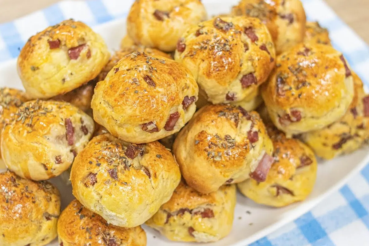 Esse pãozinho de calabresa fica irresistível e é impossível comer um só