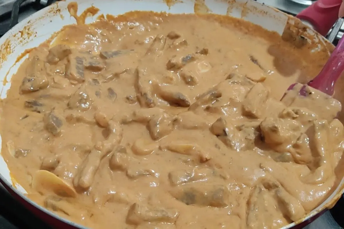 Estrogonofe de restaurante cremoso: receita profissional para você fazer no seu almoço