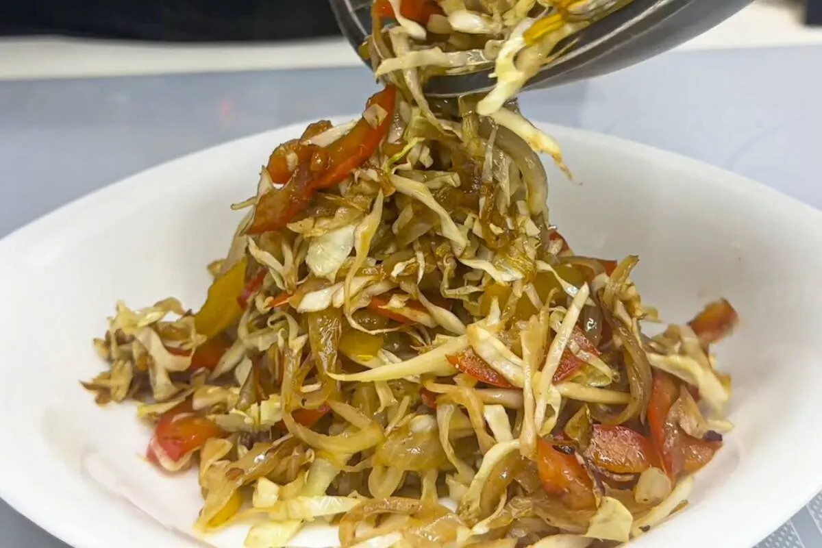 Experimente esse repolho refogado diferente e muito saboroso para seu almoço