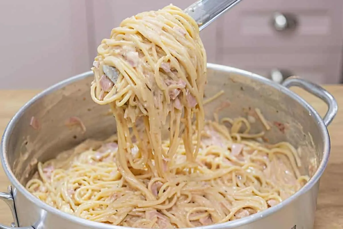 Faça um molho delicioso e misture nesse macarrão com creme de leite mega cremoso