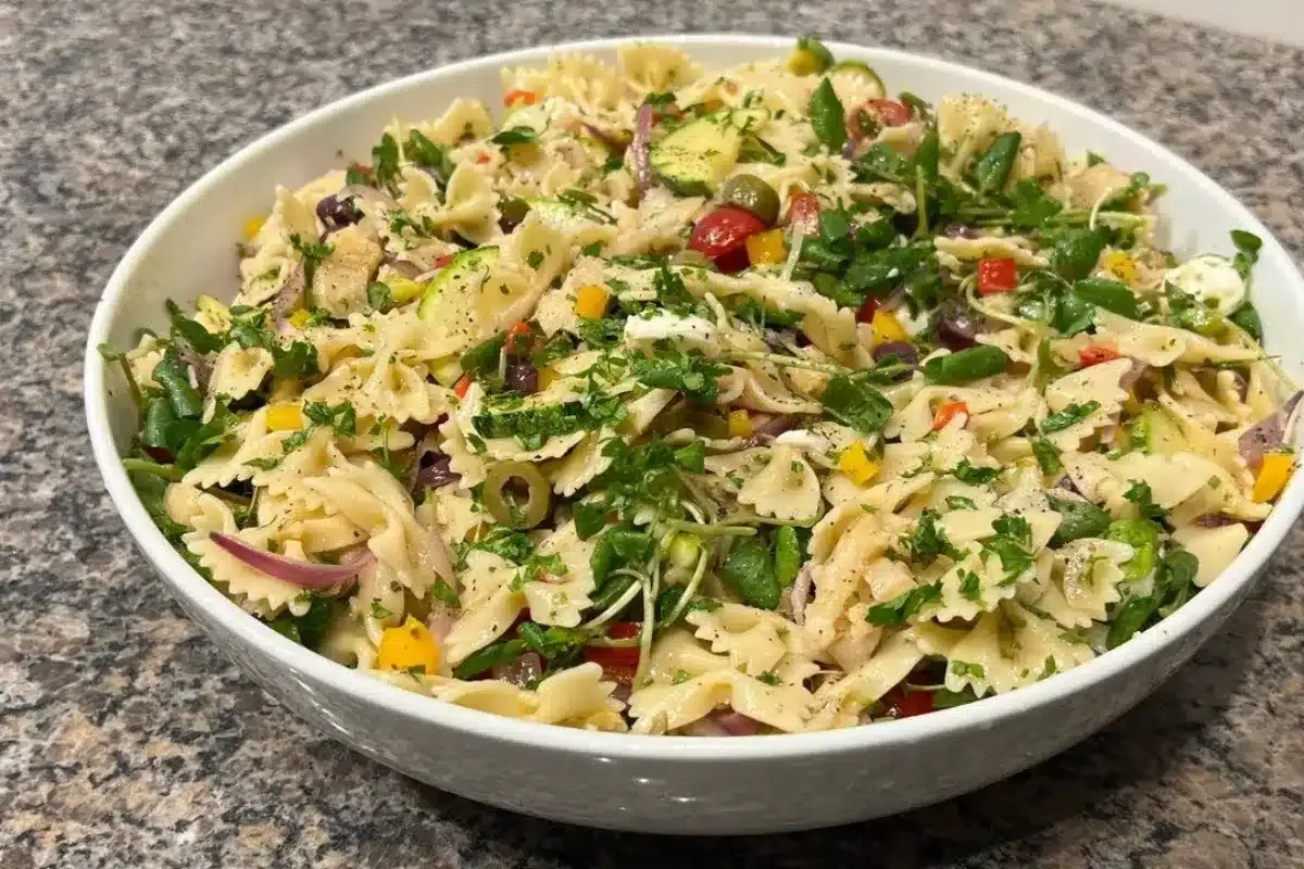 Farfalle com bacalhau: a receita de massa sofisticada e saborosa para brilhar no seu almoço de Natal ou Ano Novo