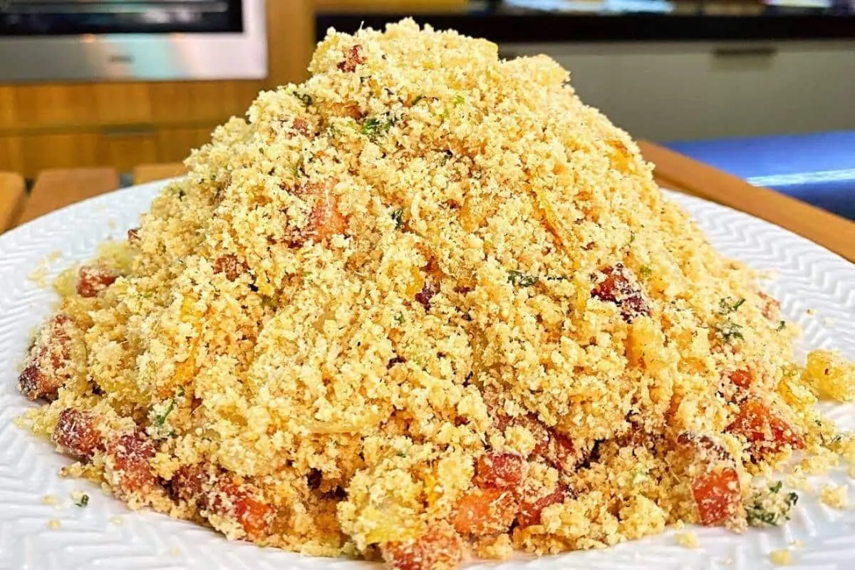 Farofa crocante e deliciosa: tão gostosa que dá vontade de comer todo dia