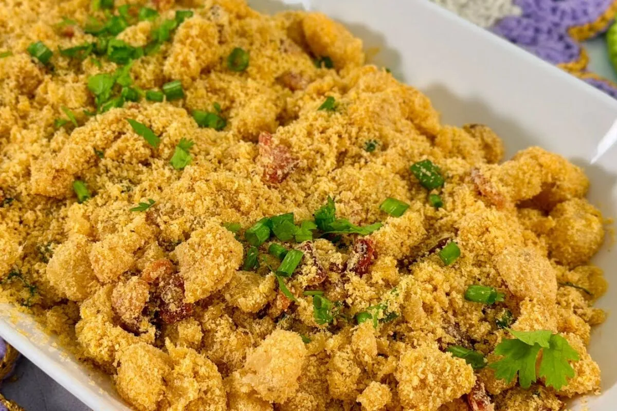 Farofa de abacaxi com bacon: o acompanhamento perfeito para o seu churrasco que mistura o doce da fruta com o salgado do bacon