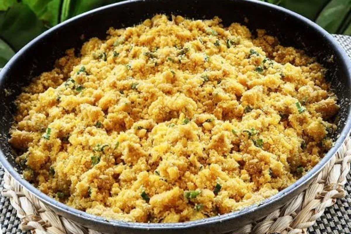 Farofa de banana úmida e saborosa para acompanhar qualquer prato do seu almoço