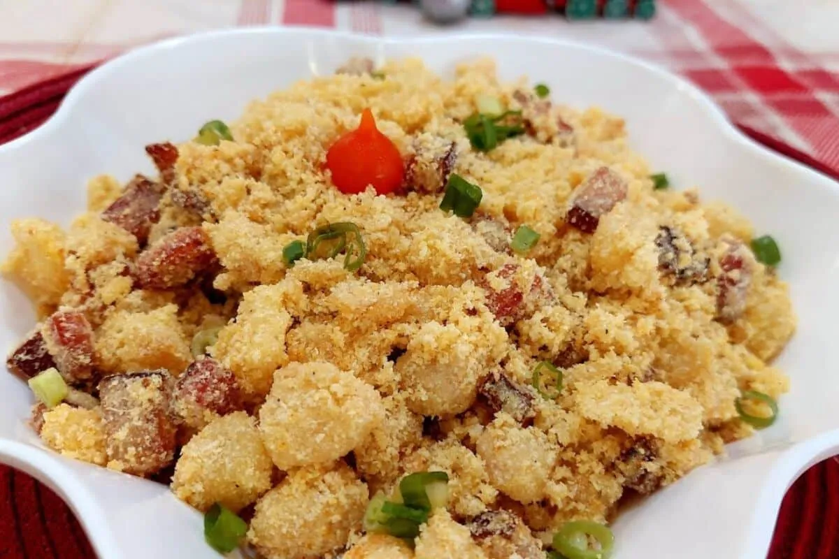 Farofa prática de abacaxi com bacon que é o acompanhamento ideal para carnes assadas e churrasco