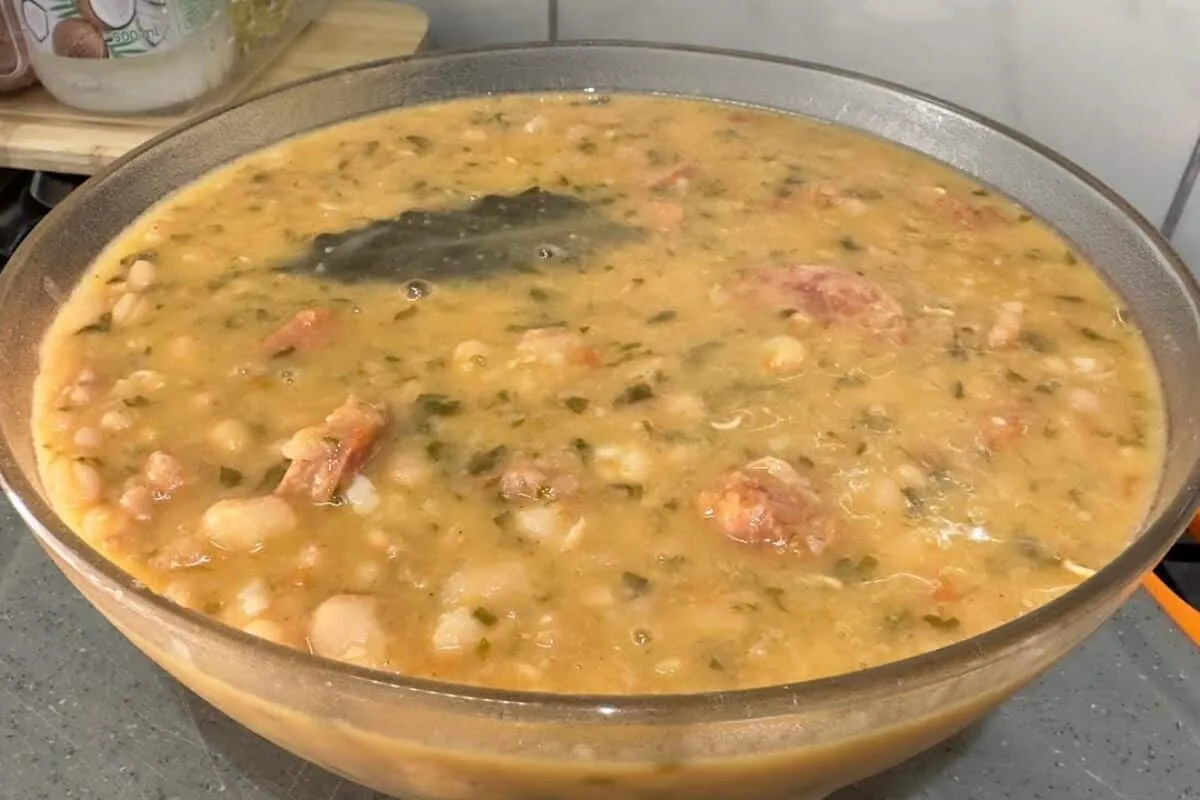 Feijão com caldo grosso e bem temperado com gostinho de comida caseira que todos amam