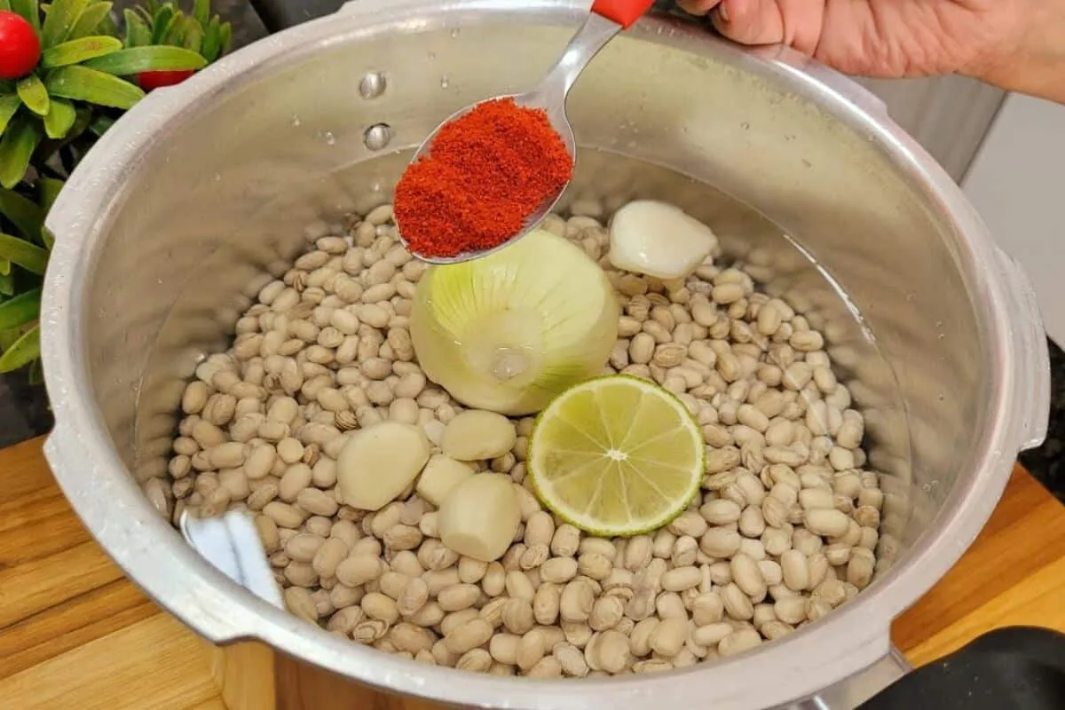 Feijão com caldo grosso e encorpado, receita caseira de dar água na boca