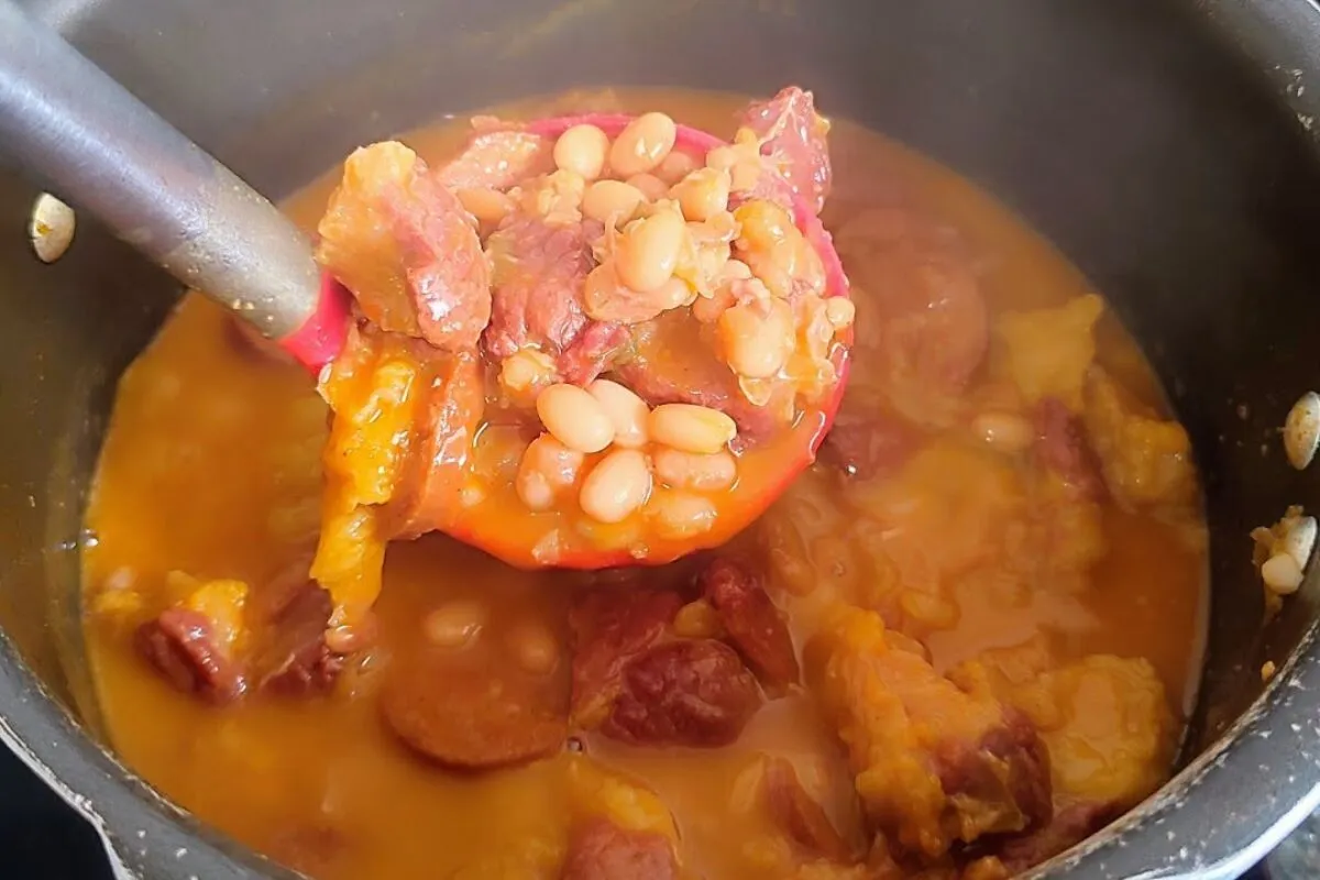 Feijão com carne seca suculento e simples de fazer para o seu almoço especial de fim de ano