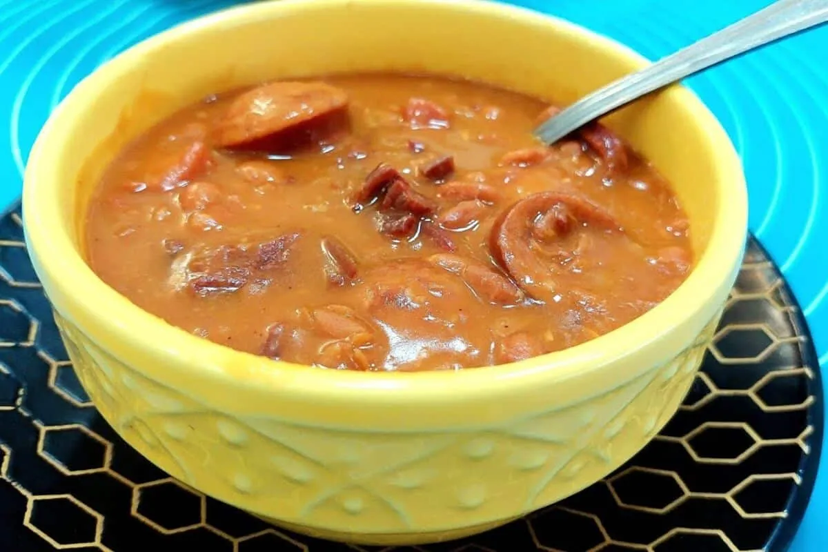 Feijão recheado com carne, linguiça e bacon para uma refeição completa que ressuscita qualquer um