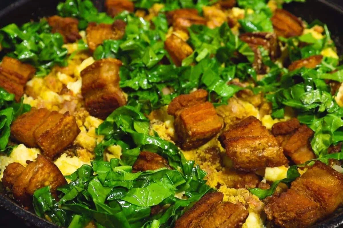 Feijão tropeiro simples e saboroso, com aquele gostinho de comida mineira