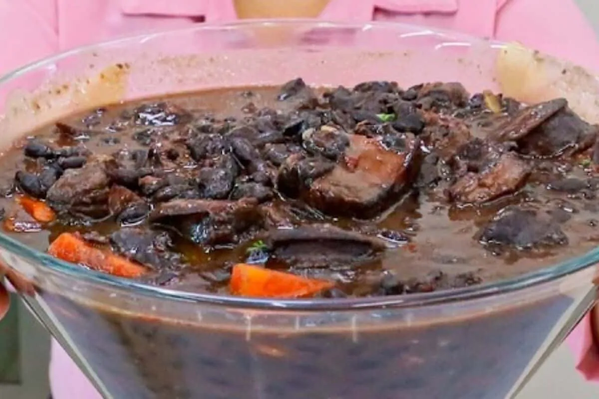 Feijoada completa no capricho para servir no almoço de domingo em casa