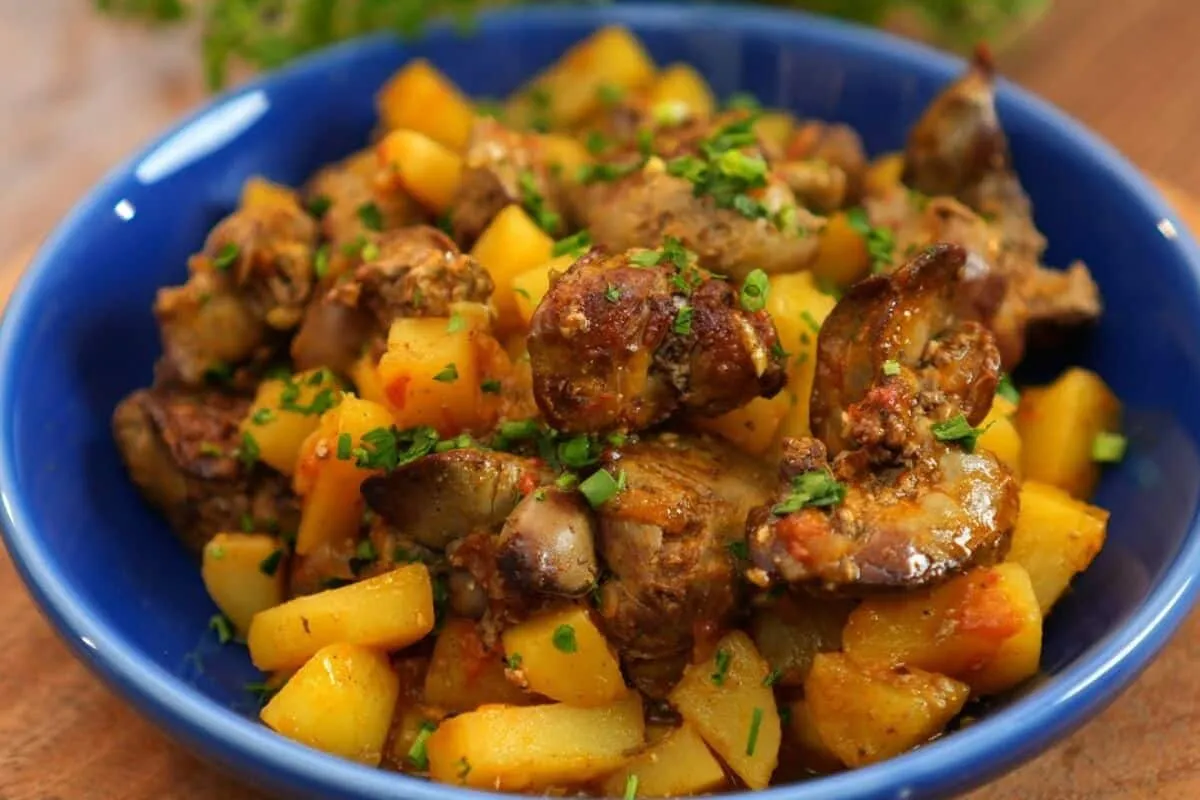 Fígado de galinha com batata: receita caseira com sabor de comida de mãe