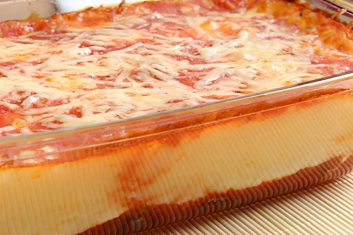 Filé de frango com purê de batatas ao forno uma refeição completa feita em uma única assadeira