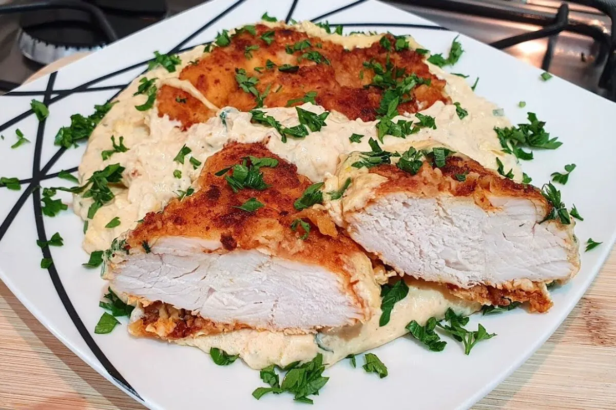 Filé de frango crocante: veja o segredo para deixar o frango bem crocante e servir com um molho de queijo irresistível