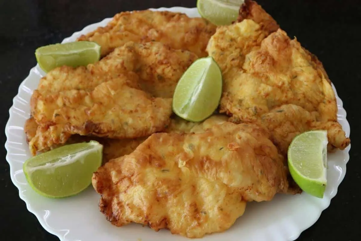 Filé de frango empanado de restaurante com uma casquinha crocante e sequinha