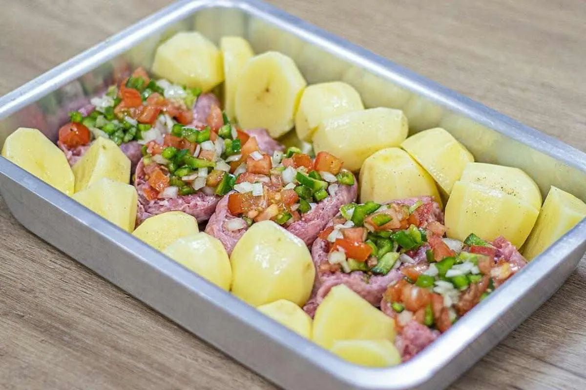 Fiz um almoço de domingo de linguiça recheada com vinagrete e batata ficou uma delícia