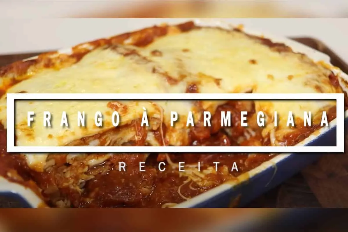 Frango à parmegiana de forno com queijo gratinado e um molho super delicioso