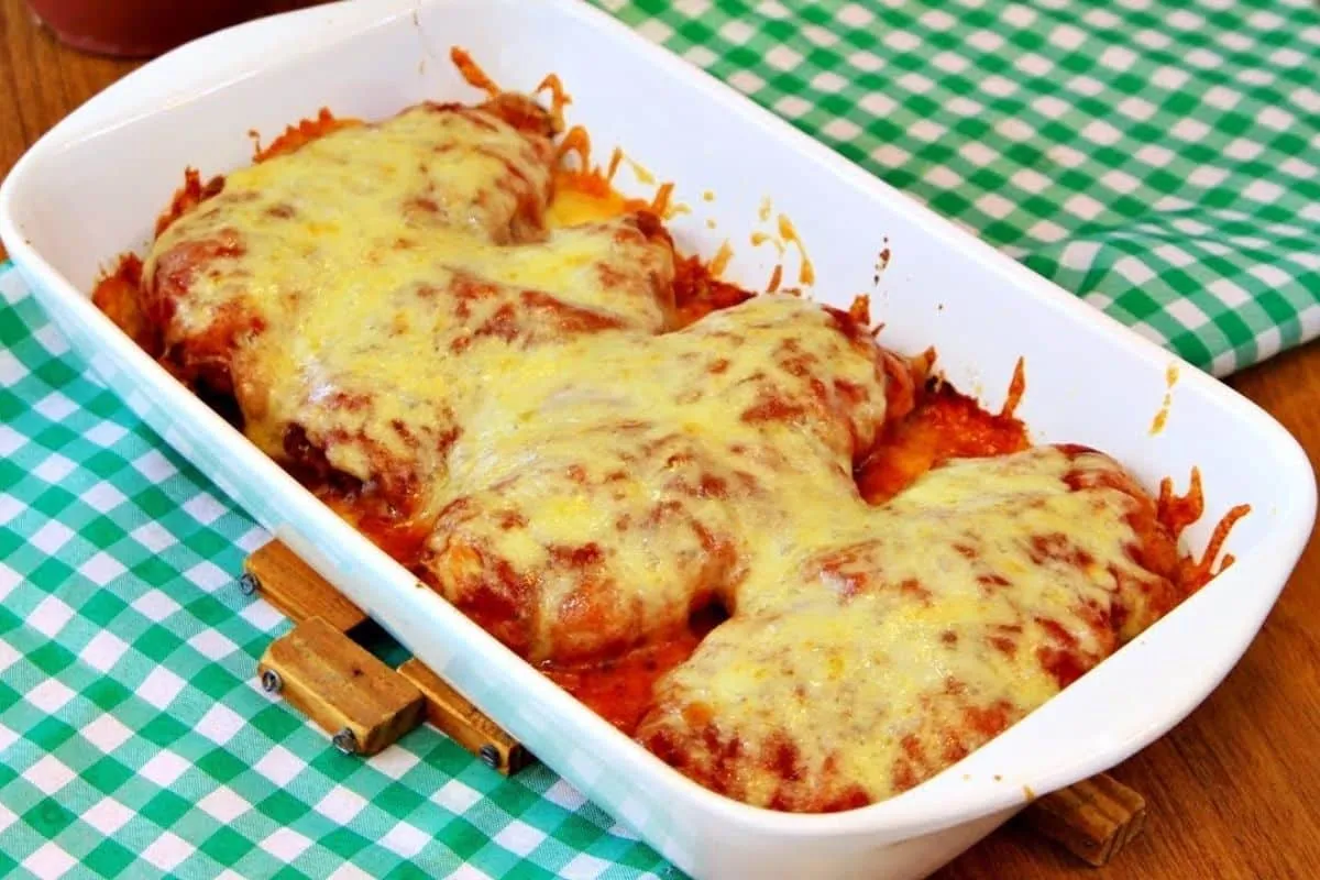 Frango à parmegiana de restaurante muito gostoso e fácil de fazer