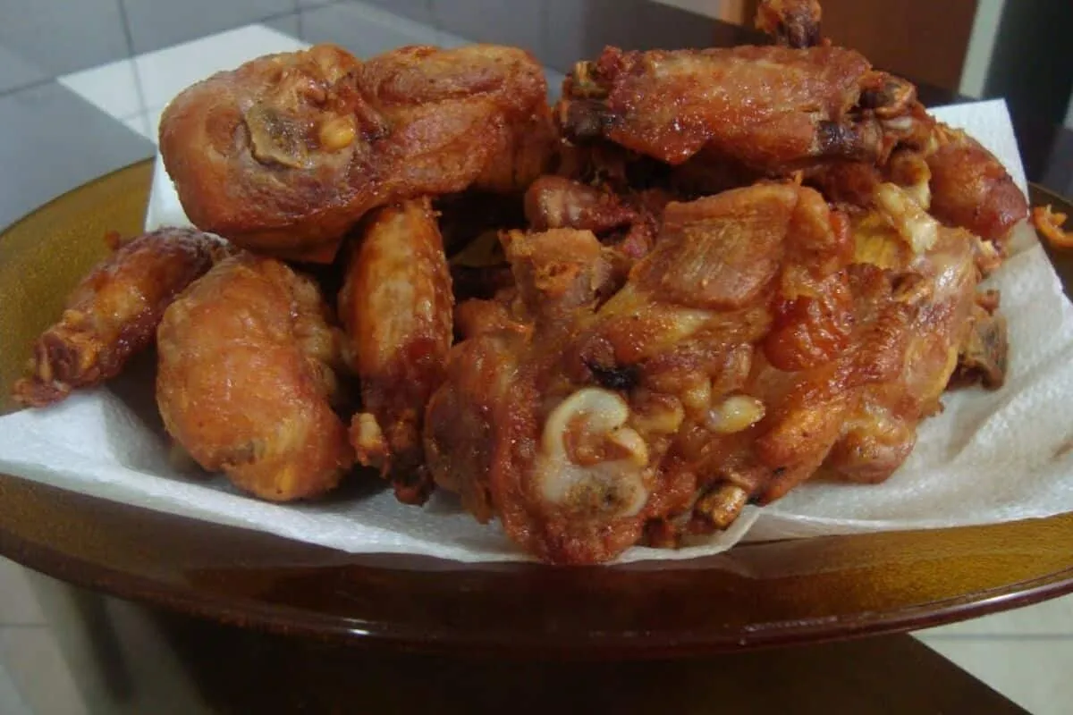 Frango a passarinho crocante e temperado do jeito que todo mundo gosta