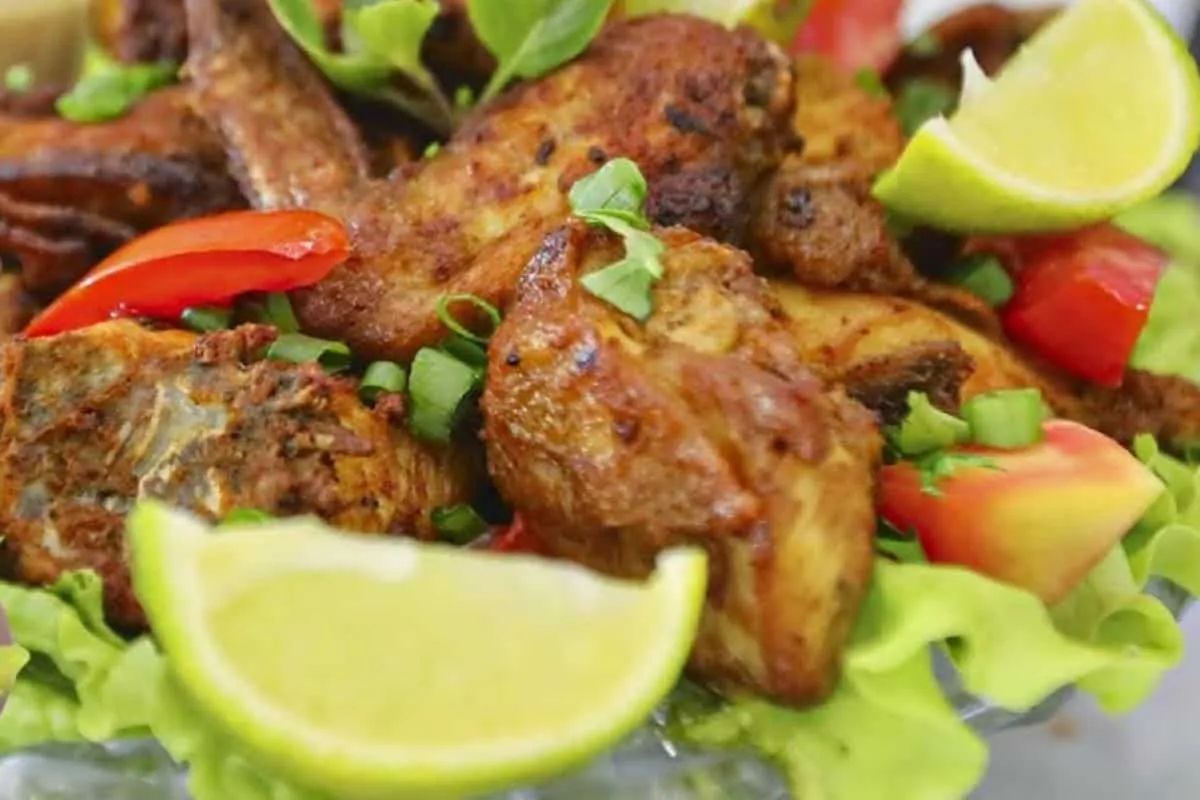 Frango a passarinho crocante por fora e suculento por dentro para o almoço de fim de ano
