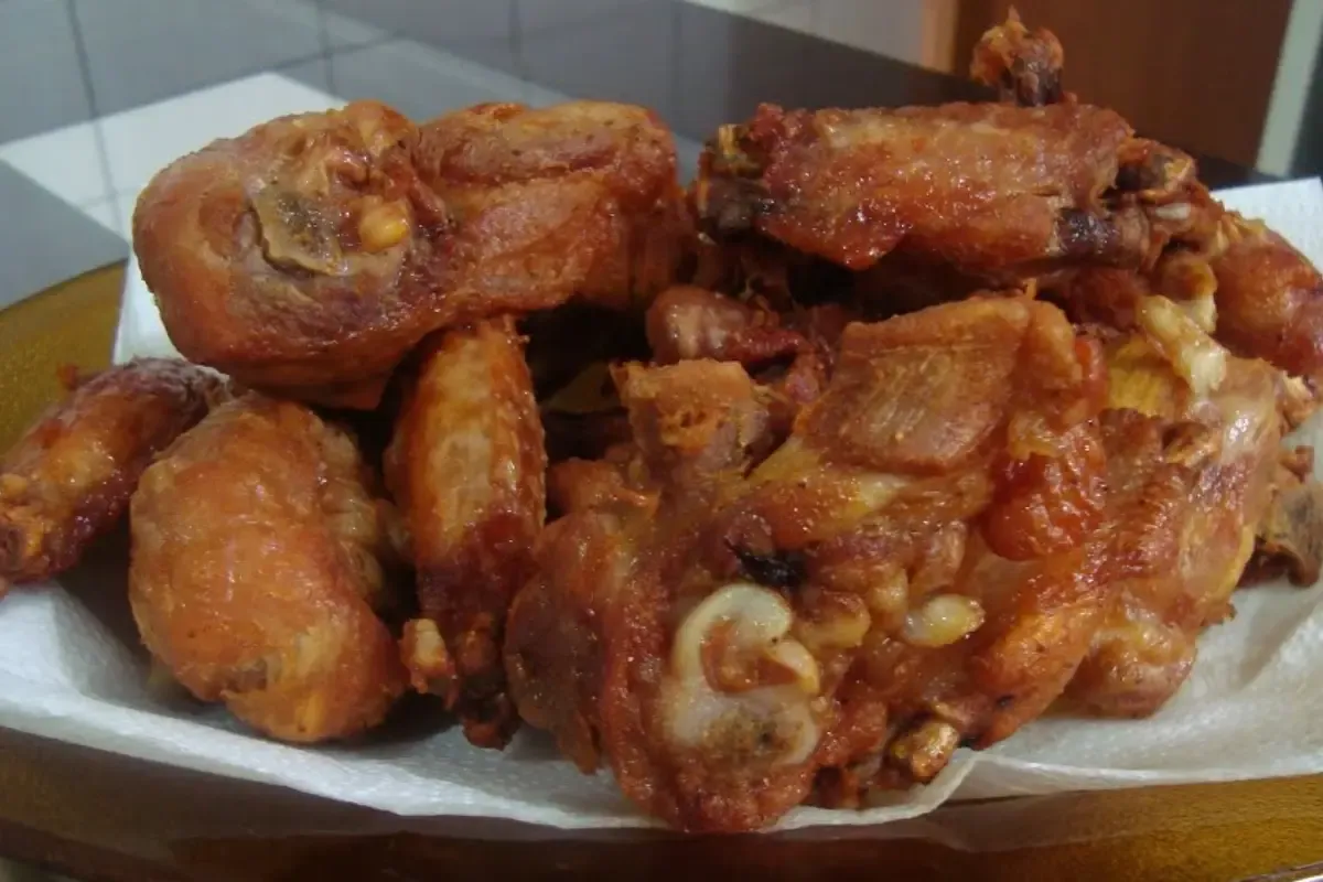Frango a passarinho na panela de pressão: fica sequinho e não faz sujeira no fogão