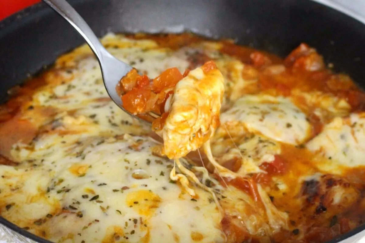 Frango à pizzaiolo de forno fácil e suculento: mistura de sabores que lembra pizza caseira