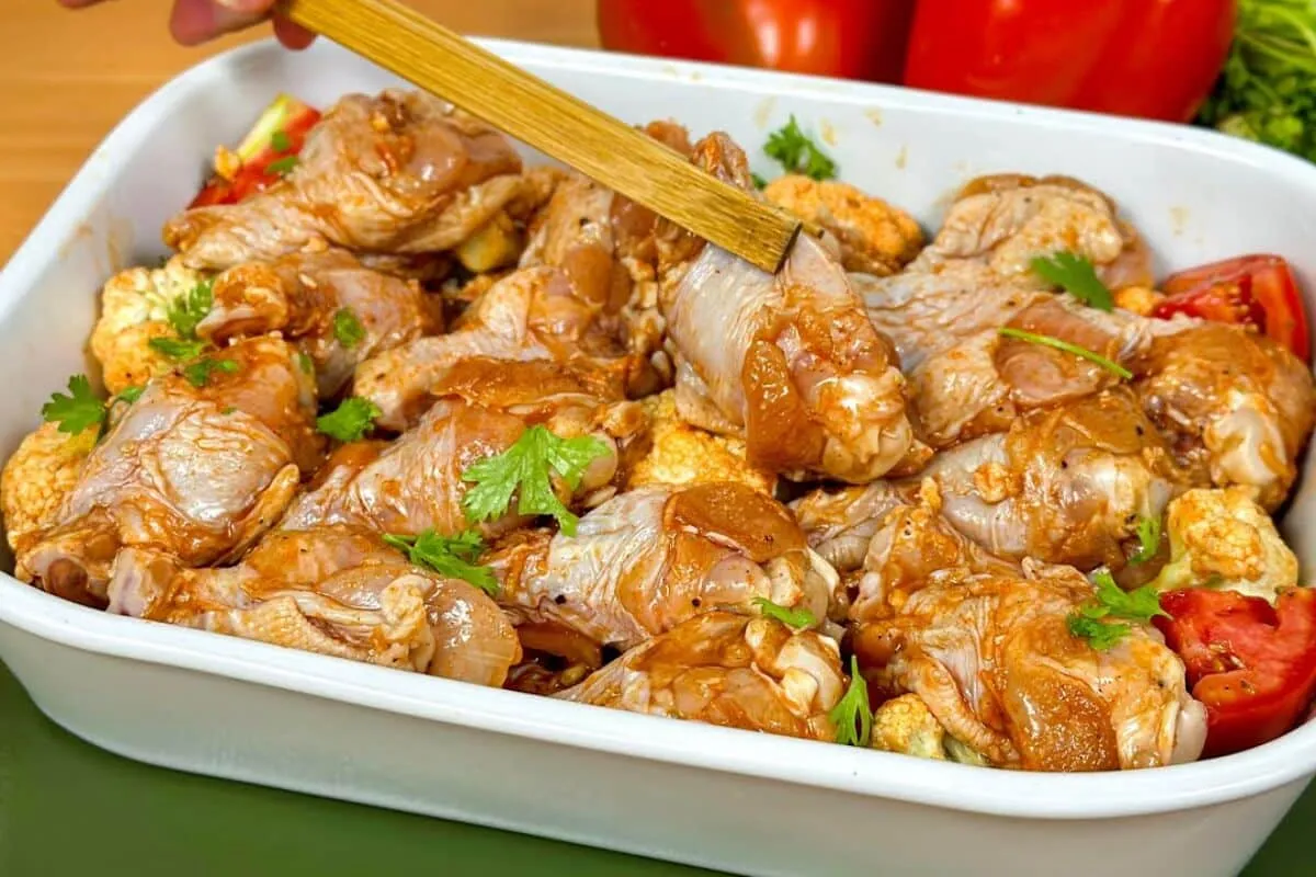 Frango ao forno: você precisa fazer frango assado assim, fica suculento e delicioso para sua família