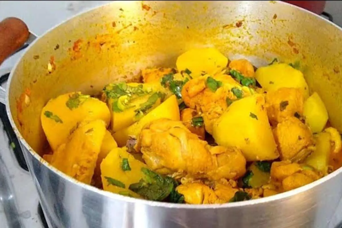 Frango ao molho com batata que minha mãe me ensinou todos os segredos para temperar
