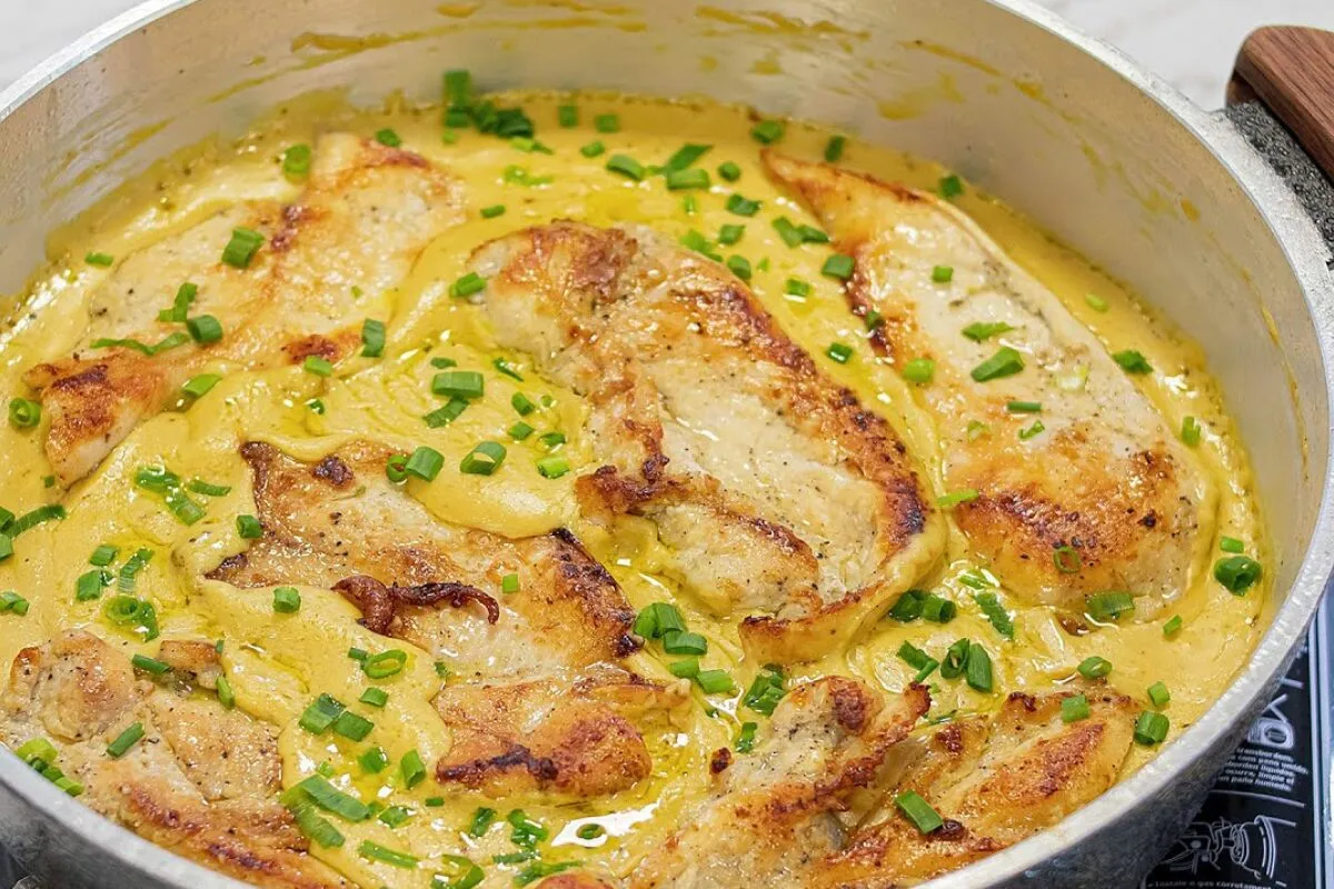 Frango ao molho de mostarda bem cremoso! Um prato simples que muda totalmente sua refeição