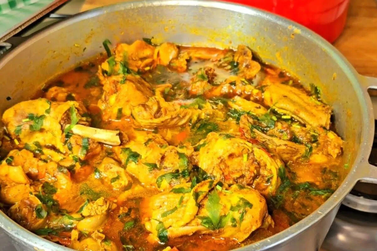 Frango ao molho fácil e cheio de sabor: receita para salvar seu almoço