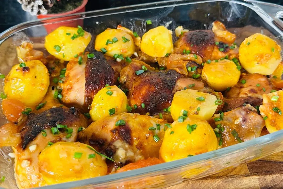Frango assado com batata bem suculento e douradinho, para uma refeição completa e inesquecível