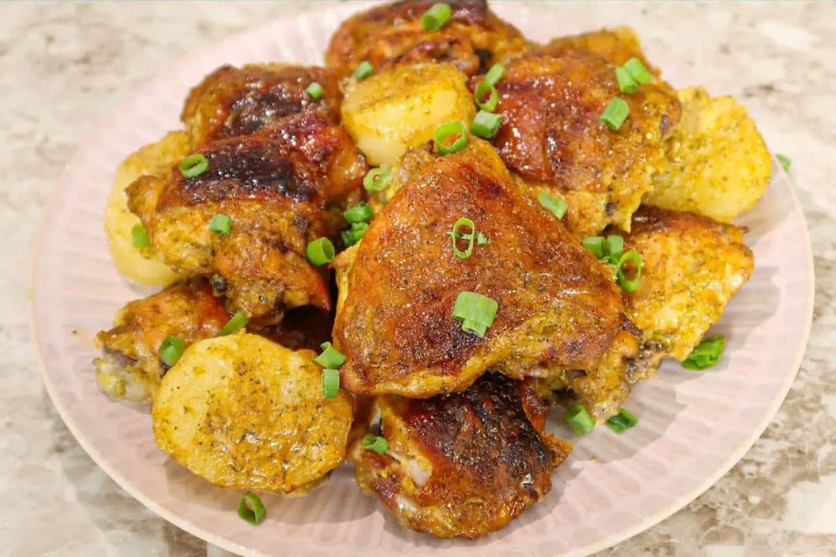 Frango assado com batata muito suculento para você servir no seu almoço de domingo