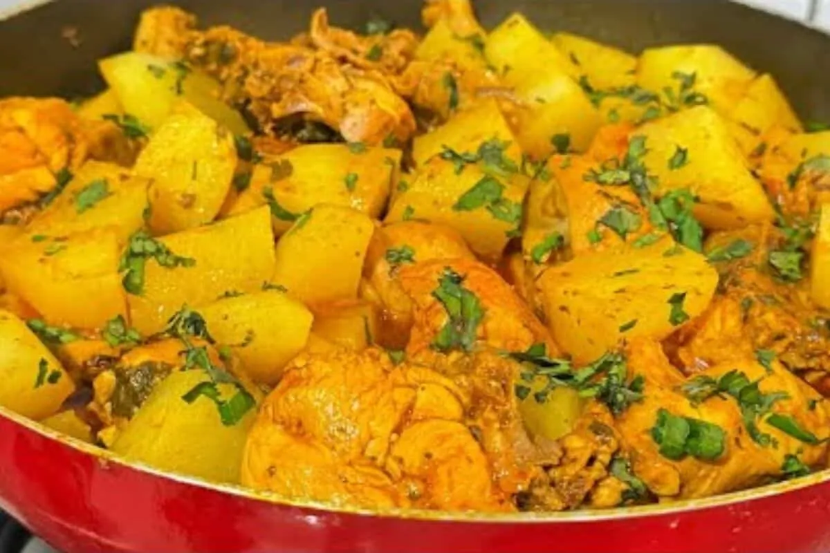 Frango assado com batata no forno rápido e fácil de fazer para o seu almoço de Natal