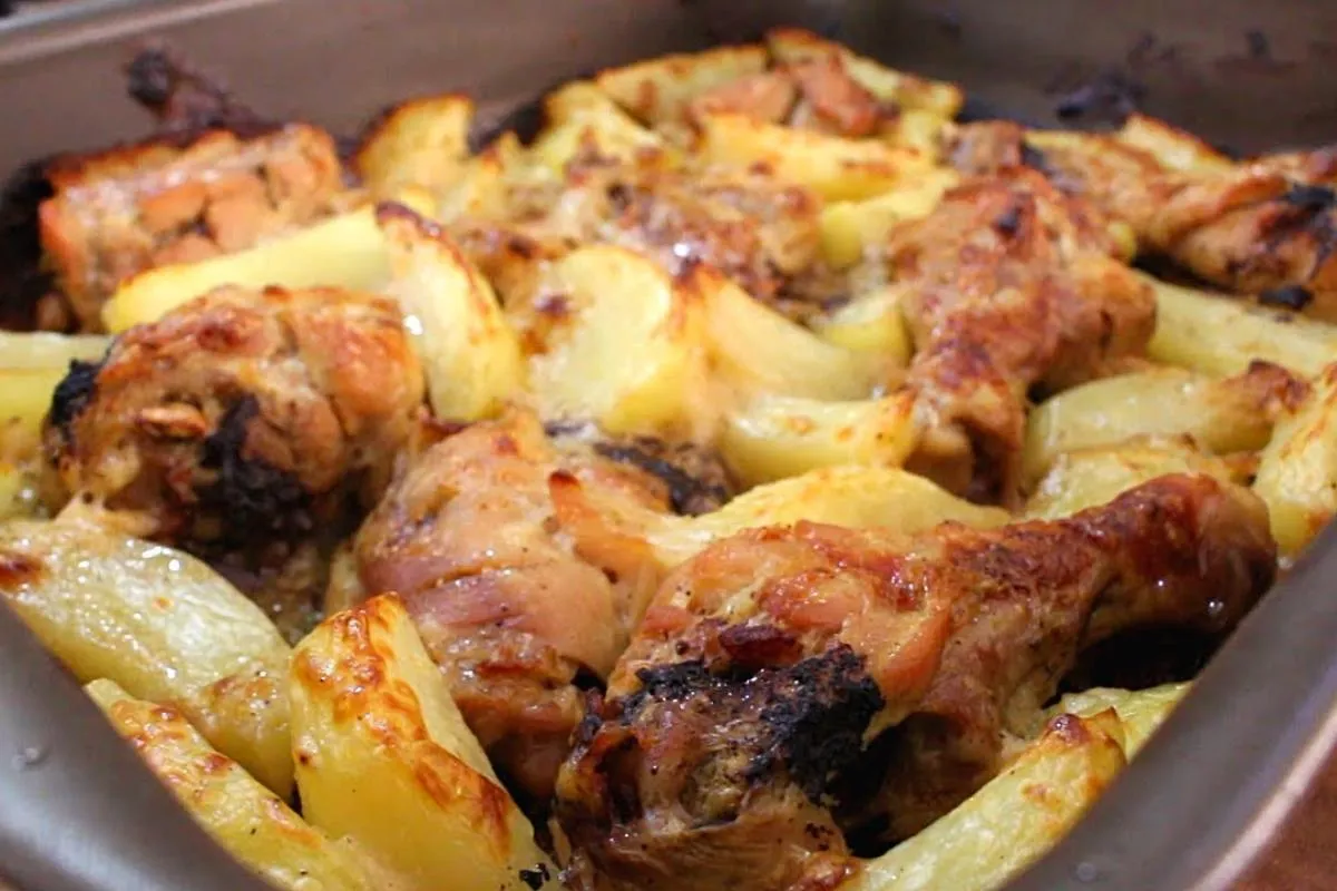 Frango assado com batata perfeito e suculento o prato clássico dos almoços de domingo