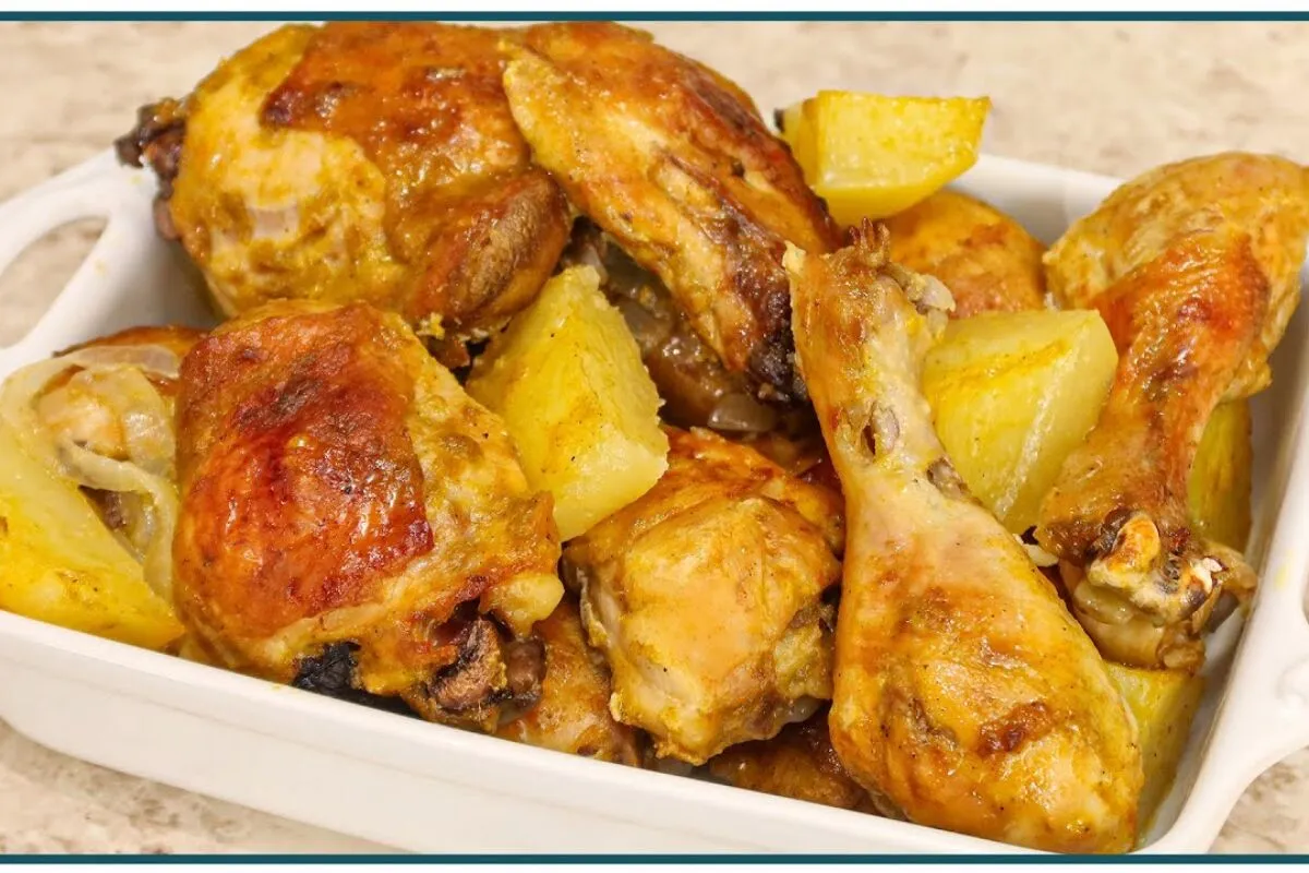 Frango assado com batatas de um jeito muito fácil, que fica bem douradinho e suculento