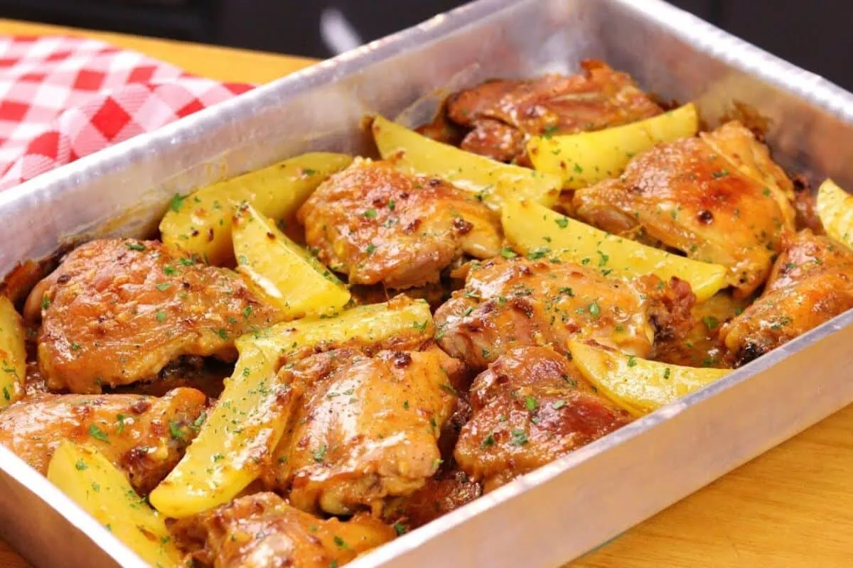 Frango assado com batatas suculento e dourado, do jeito que todo mundo ama