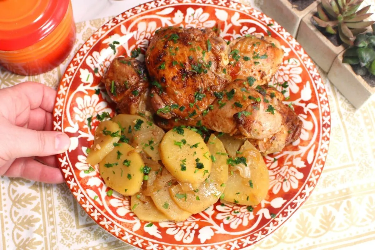 Frango assado, com uma marinada perfeita para deixar a carne muito suculenta e bem temperada
