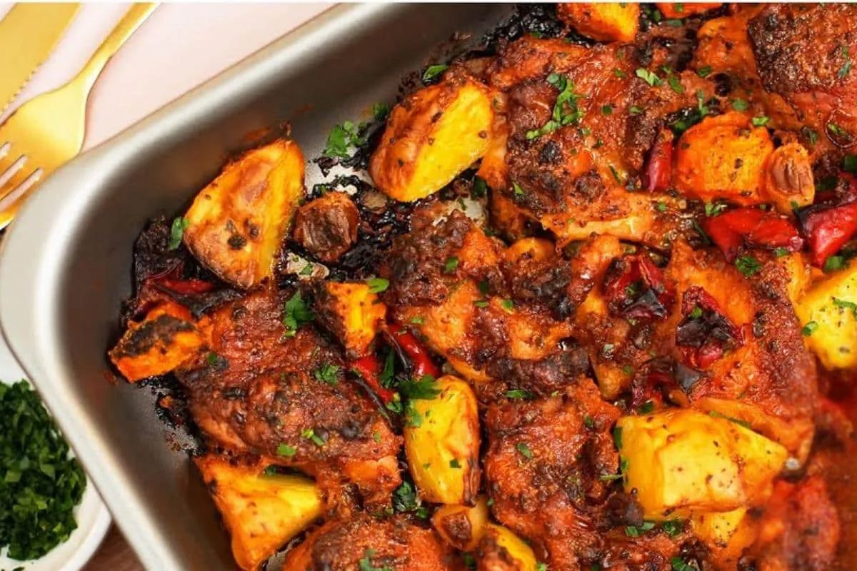Frango assado de domingo com batatas gostoso e não fica ressecado
