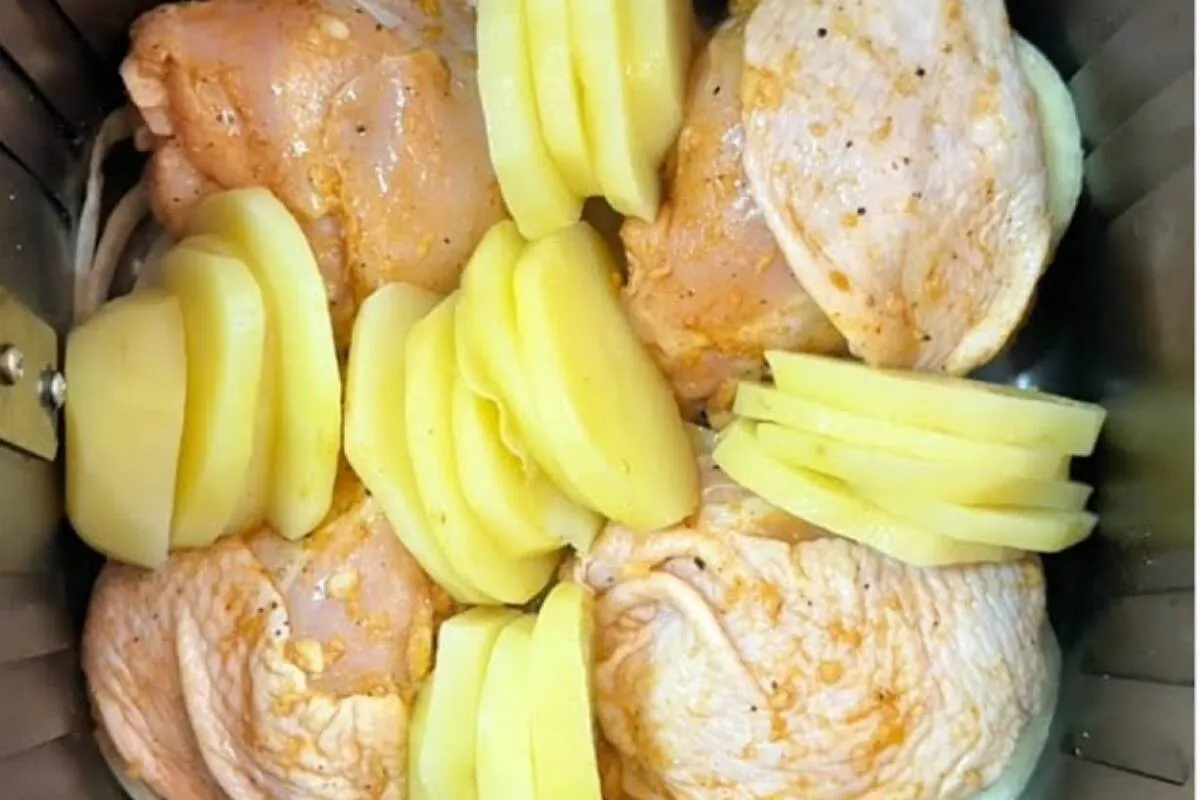 Frango assado na airfryer com batata: receita ótima para seu almoço de hojte