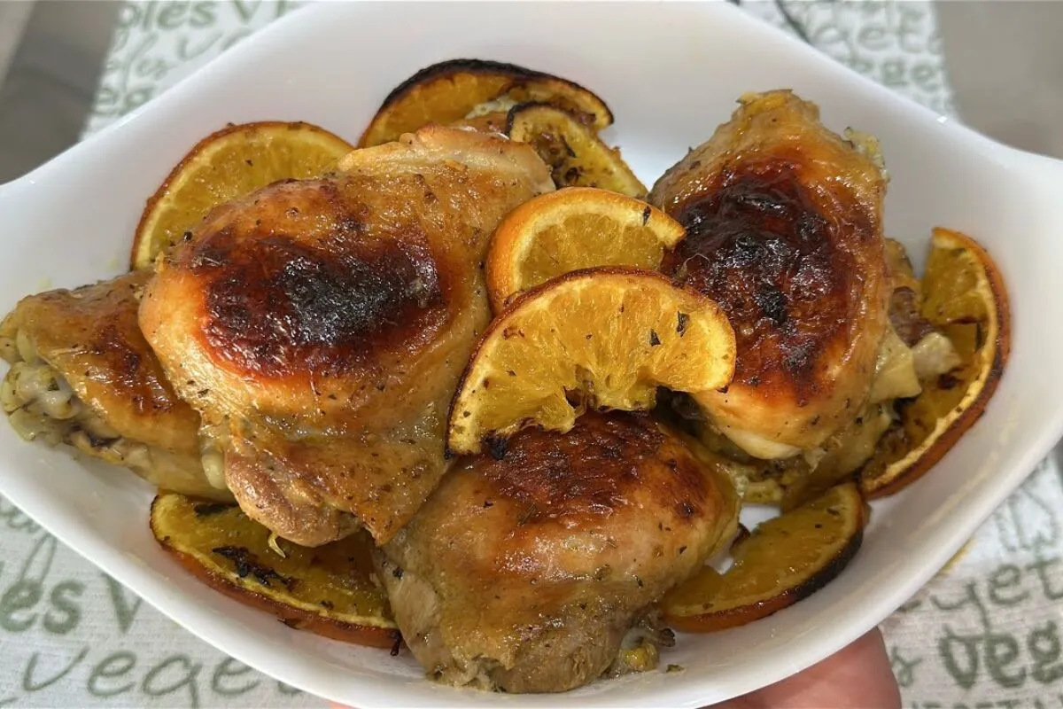Frango assado na laranja feito no forno suculento, douradinho e cheio de sabor