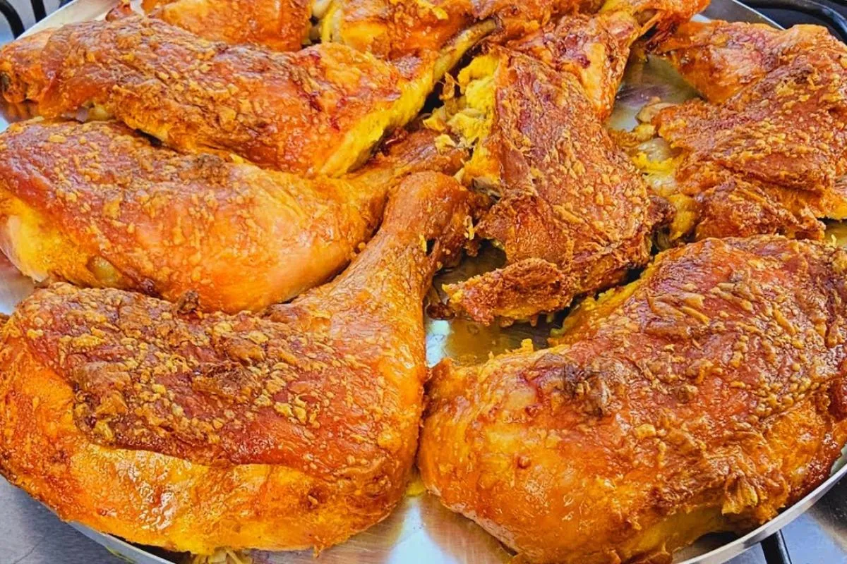 Frango assado na maionese: fica suculento por dentro e com casquinha crocante por fora