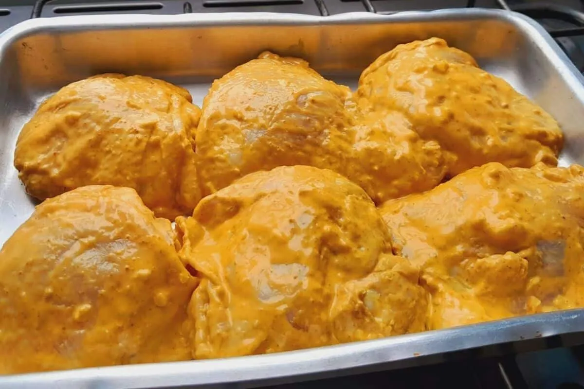 Frango assado na maionese para garantir uma carne macia e muito suculenta
