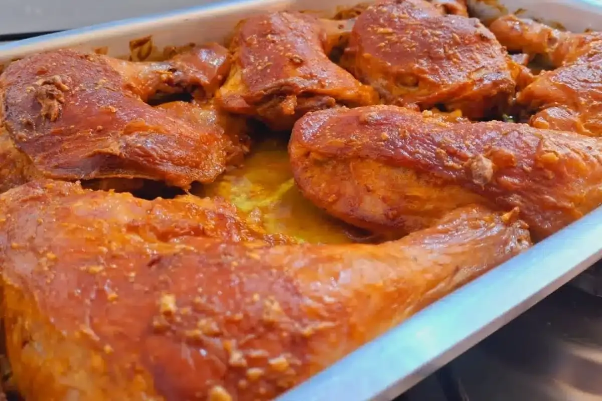 Frango assado na maionese: receita macia e suculenta para o seu almoço de Ano Novo em família.